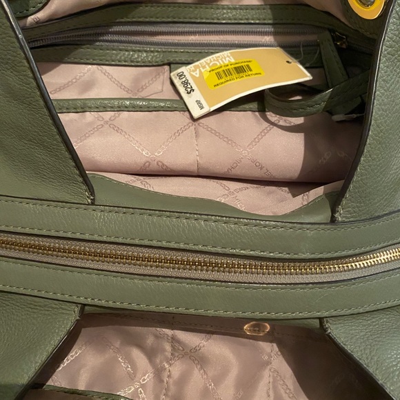 Michael Kors Raven Leather shoulder bag - Picture 6 of 10